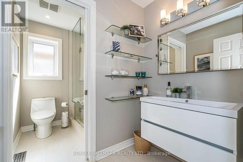 111 Oak Avenue, Richmond Hill, ON - Indoor Photo Showing Bathroom