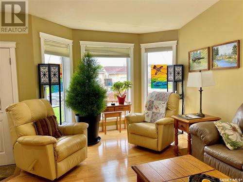 352 Bendel Crescent, Martensville, SK - Indoor Photo Showing Living Room