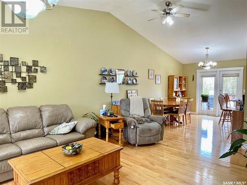 352 Bendel Crescent, Martensville, SK - Indoor Photo Showing Living Room