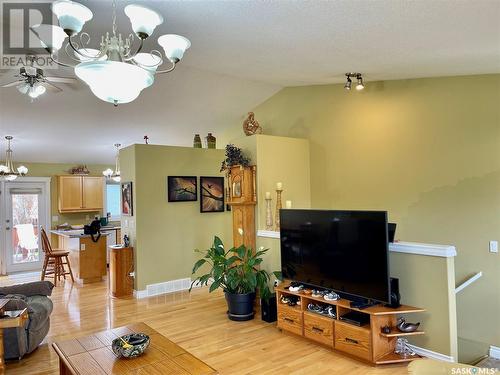 352 Bendel Crescent, Martensville, SK - Indoor Photo Showing Living Room