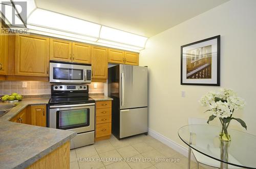 907 - 38 Avoca Avenue, Toronto, ON - Indoor Photo Showing Kitchen