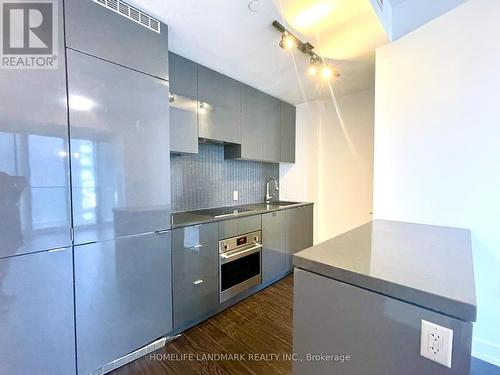 1003 - 7 Grenville Street, Toronto, ON - Indoor Photo Showing Kitchen