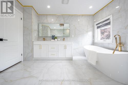 394 East Avenue, Toronto, ON - Indoor Photo Showing Bathroom