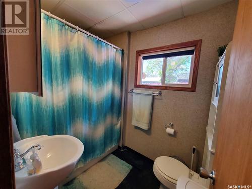 40 7Th Avenue Ne, Swift Current, SK - Indoor Photo Showing Bathroom