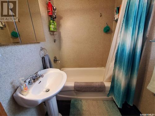40 7Th Avenue Ne, Swift Current, SK - Indoor Photo Showing Bathroom