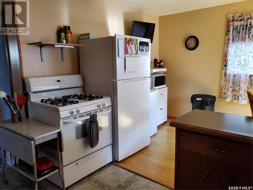 40 7Th Avenue Ne, Swift Current, SK - Indoor Photo Showing Kitchen