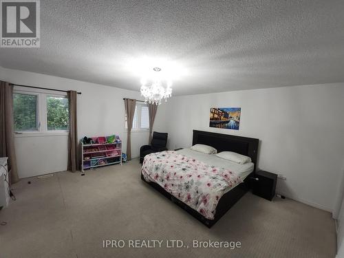 559 Candlestick Circle, Mississauga, ON - Indoor Photo Showing Bedroom
