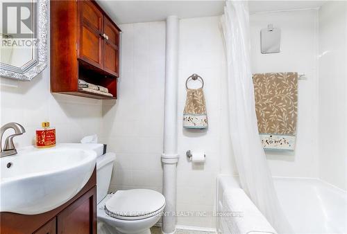 245 Province Street S, Hamilton, ON - Indoor Photo Showing Bathroom