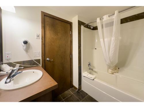 303 - 1549 Kicking Horse Trail, Golden, BC - Indoor Photo Showing Bathroom