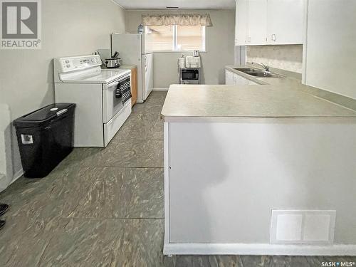 314 10Th Avenue Nw, Swift Current, SK - Indoor Photo Showing Laundry Room