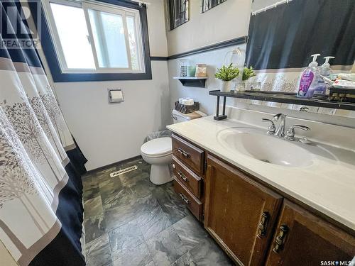 314 10Th Avenue Nw, Swift Current, SK - Indoor Photo Showing Bathroom