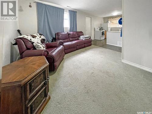 314 10Th Avenue Nw, Swift Current, SK - Indoor Photo Showing Living Room