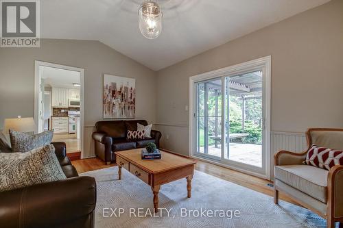 416 Scarlett Crescent, Burlington, ON - Indoor Photo Showing Living Room