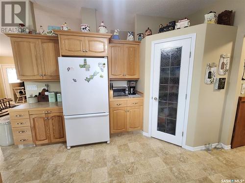 225 3Rd Street, North Weyburn, SK - Indoor Photo Showing Kitchen