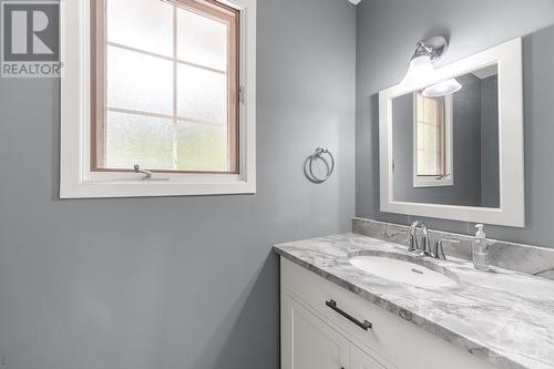 1031 Plante Drive, Ottawa, ON - Indoor Photo Showing Bathroom