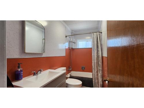 1235 Second Avenue, Trail, BC - Indoor Photo Showing Bathroom