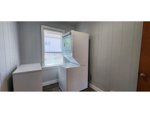 1235 Second Avenue, Trail, BC - Indoor Photo Showing Laundry Room