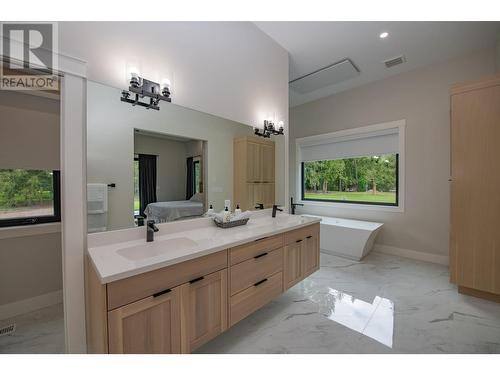 50 Foxwood Road, Grindrod, BC - Indoor Photo Showing Bathroom