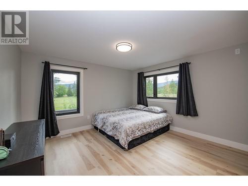 50 Foxwood Road, Grindrod, BC - Indoor Photo Showing Bedroom