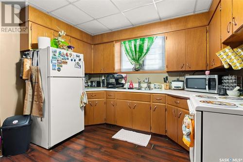 2077 Atkinson Street, Regina, SK - Indoor Photo Showing Kitchen With Double Sink