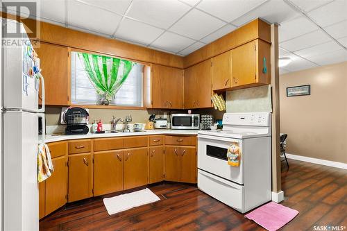 2077 Atkinson Street, Regina, SK - Indoor Photo Showing Kitchen With Double Sink