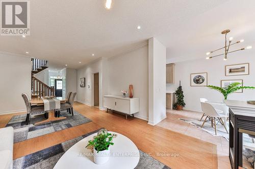 1576 Clarkson Road N, Mississauga, ON - Indoor Photo Showing Living Room