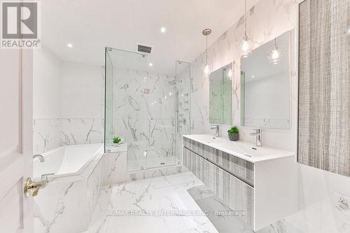 1576 Clarkson Road N, Mississauga, ON - Indoor Photo Showing Bathroom