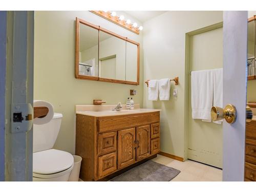 1685 Third Avenue, Rossland, BC - Indoor Photo Showing Bathroom