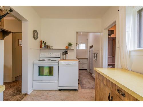 1685 Third Avenue, Rossland, BC - Indoor Photo Showing Kitchen