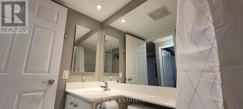 421 - 270 Wellington Street W, Toronto, ON - Indoor Photo Showing Bathroom