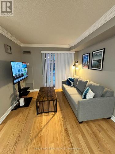 421 - 270 Wellington Street W, Toronto, ON - Indoor Photo Showing Living Room