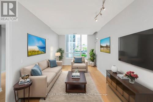 304 - 88 Broadway Avenue, Toronto, ON - Indoor Photo Showing Living Room