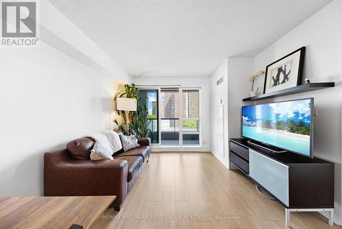 603 - 30 Herons Hill Way, Toronto, ON - Indoor Photo Showing Living Room