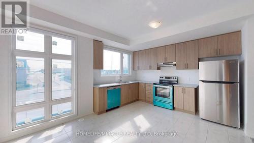 45 - 1411 Coral Springs Path, Oshawa, ON - Indoor Photo Showing Kitchen