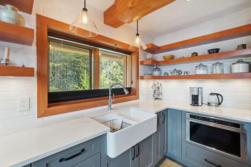 4704 Twin Bays Rd, Fletcher Creek, BC - Indoor Photo Showing Kitchen