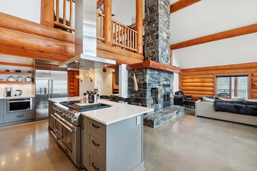 4704 Twin Bays Rd, Fletcher Creek, BC - Indoor With Fireplace