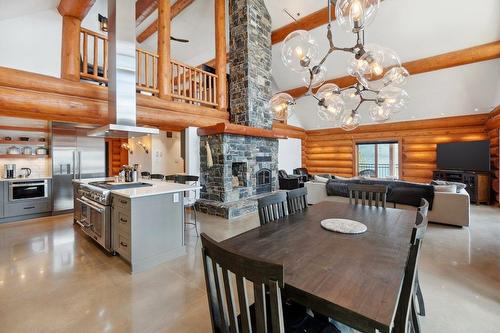 4704 Twin Bays Rd, Fletcher Creek, BC - Indoor Photo Showing Dining Room