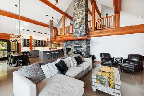 4704 Twin Bays Rd, Fletcher Creek, BC - Indoor Photo Showing Living Room