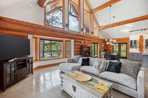 4704 Twin Bays Rd, Fletcher Creek, BC - Indoor Photo Showing Living Room