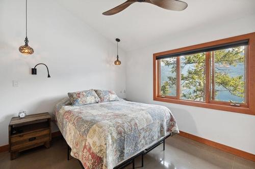 4704 Twin Bays Rd, Fletcher Creek, BC - Indoor Photo Showing Bedroom