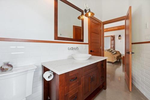 4704 Twin Bays Rd, Fletcher Creek, BC - Indoor Photo Showing Bathroom