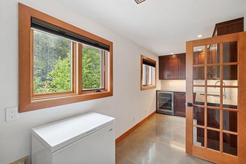 4704 Twin Bays Rd, Fletcher Creek, BC - Indoor Photo Showing Laundry Room