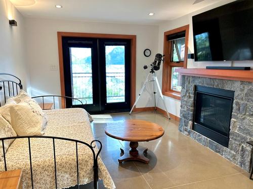 4704 Twin Bays Rd, Fletcher Creek, BC - Indoor Photo Showing Living Room With Fireplace