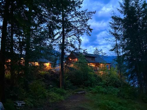 4704 Twin Bays Rd, Fletcher Creek, BC - Outdoor