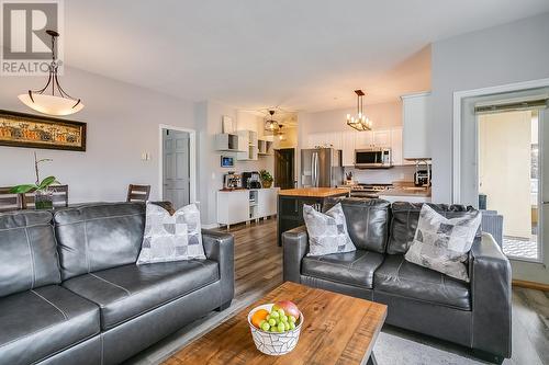 1125 Bernard Avenue Unit# 306, Kelowna, BC - Indoor Photo Showing Living Room