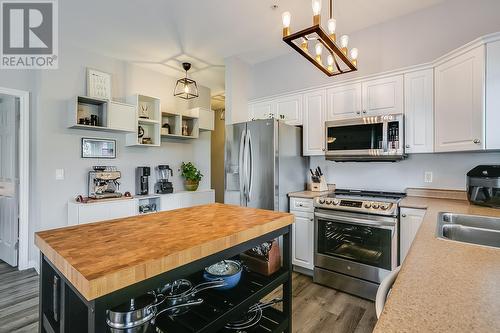 1125 Bernard Avenue Unit# 306, Kelowna, BC - Indoor Photo Showing Kitchen With Double Sink