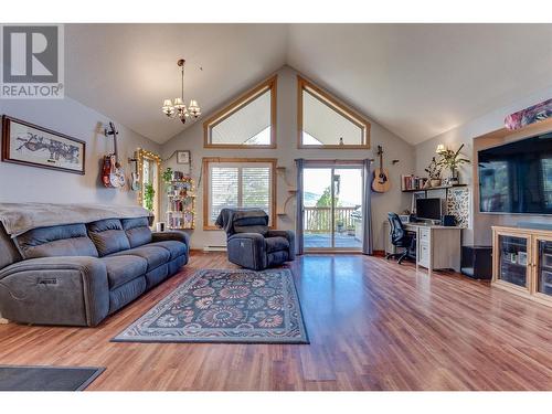 10375 Westshore Road, Vernon, BC - Indoor Photo Showing Living Room