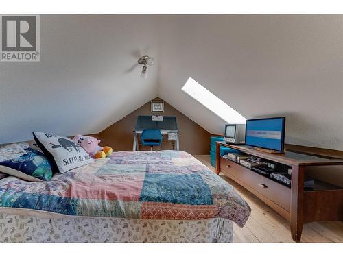 10375 Westshore Road, Vernon, BC - Indoor Photo Showing Bedroom