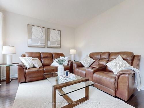 5 Baleberry Cres, East Gwillimbury, ON - Indoor Photo Showing Living Room