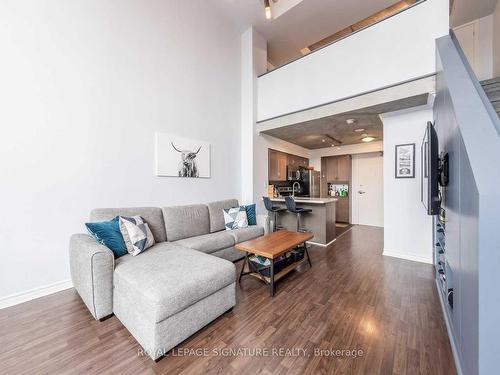 212-255 Richmond St E, Toronto, ON - Indoor Photo Showing Living Room